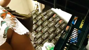 Cô gái vuốt ve ngực bo chong nang dau sẽ cô, trong khi ngồi trên một lớn trục