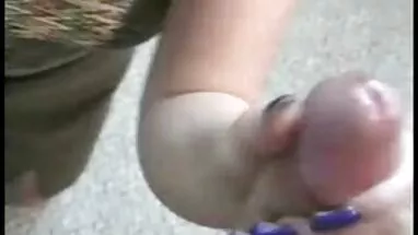Quyến sex bo con dau rũ mẹ hút dương vật Cứng ngoài trời