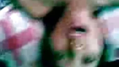 Cô gái tóc vàng trong một cái áo trắng chắc chắn biết phim sex cha chồng và con dâu làm thế nào để hút dicks