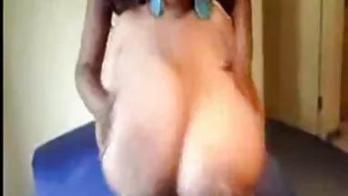 Văn phòng vuốt ve cô phim sex bo chong nang dau vietsub ướt trên bàn