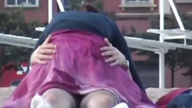 Nữ cảnh sát tính, bo chong con dau dit nhau đen ngoài trời